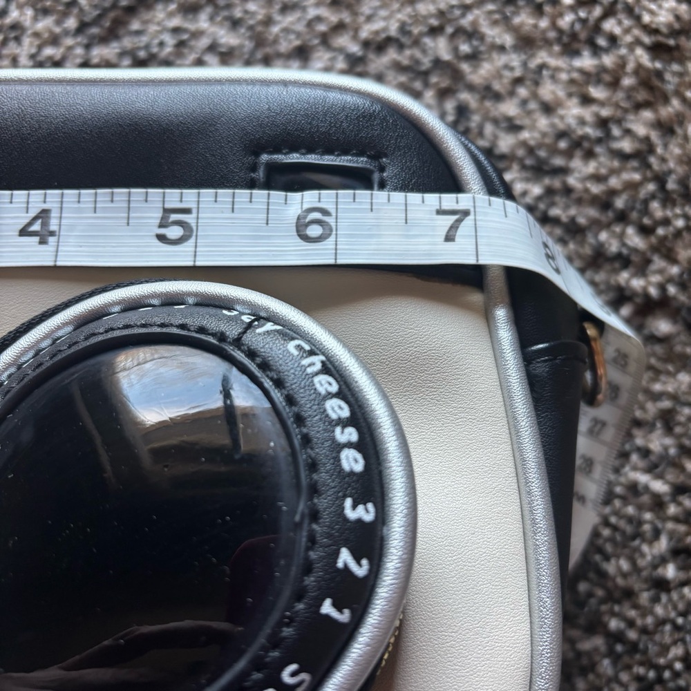 CAMERA SHAPED BAG includes 3 straps; two Crossbody and one to make it a satchel - Picture 9 of 11